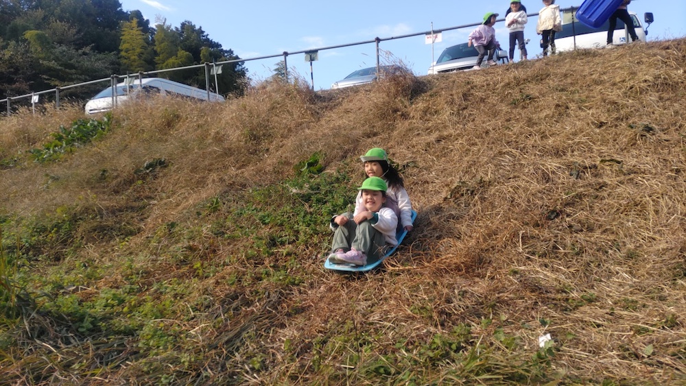 草すべりは楽しい