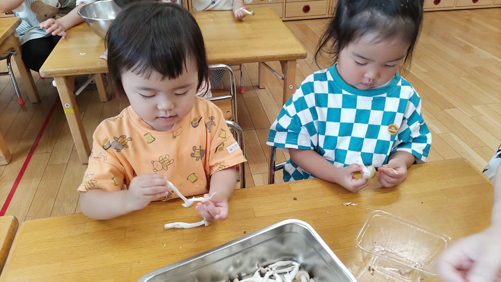 楽しいクッキング しめじむき1
