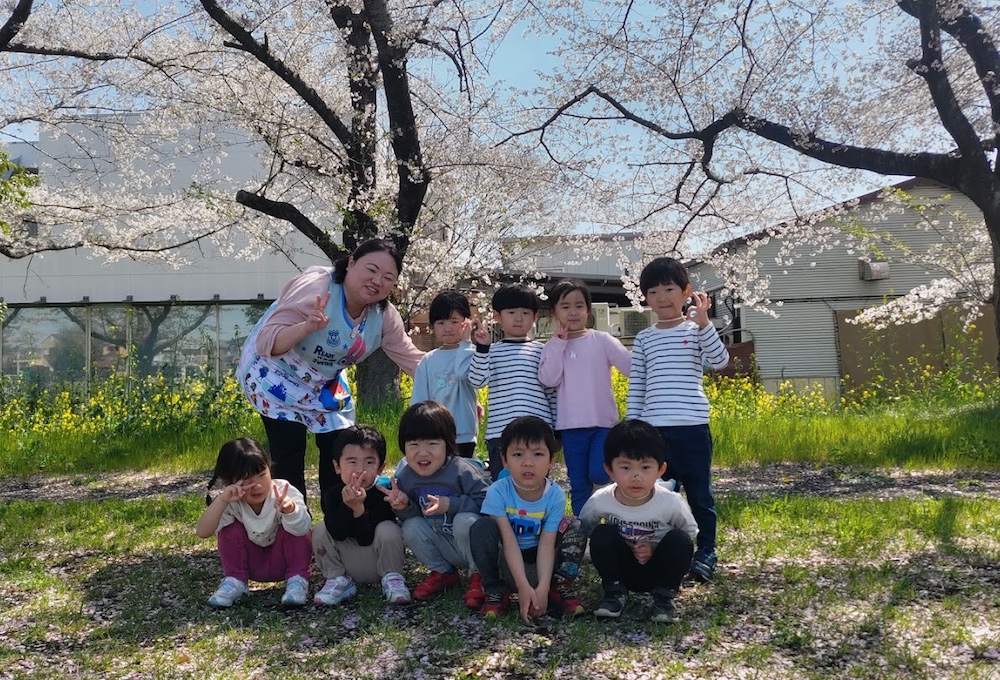 桜の下でポーズ