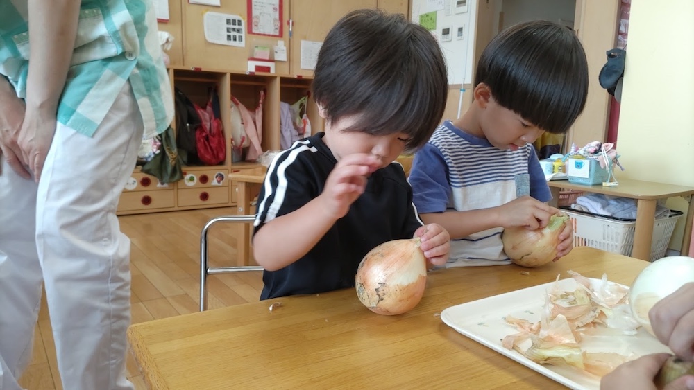 楽しいクッキング　玉ねぎの皮むき2